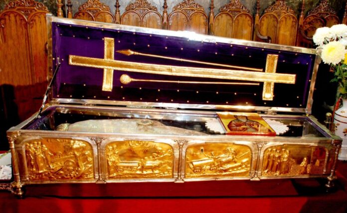 Racla-cu-Sfintele-Moaste-ale-Sfantului-Cuvios-Dimitrie-cel-Nou