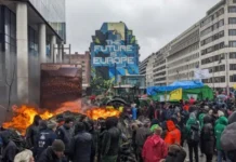 Mii de fermieri s-au adunat la Bruxelles, blocând drumurile cu tractoare