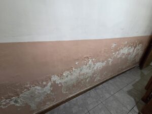 Polițiștii lucrează în mucegai și igrasie