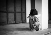 O fetiță de 9 ani, bătută crunt de familie, a sărit pe fereastră pentru a scăpa