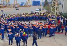 VIDEO Angajații Șantierului Naval DAMEN Mangalia protestează pentru a doua zi la rând. Oamenii cer salariile restante