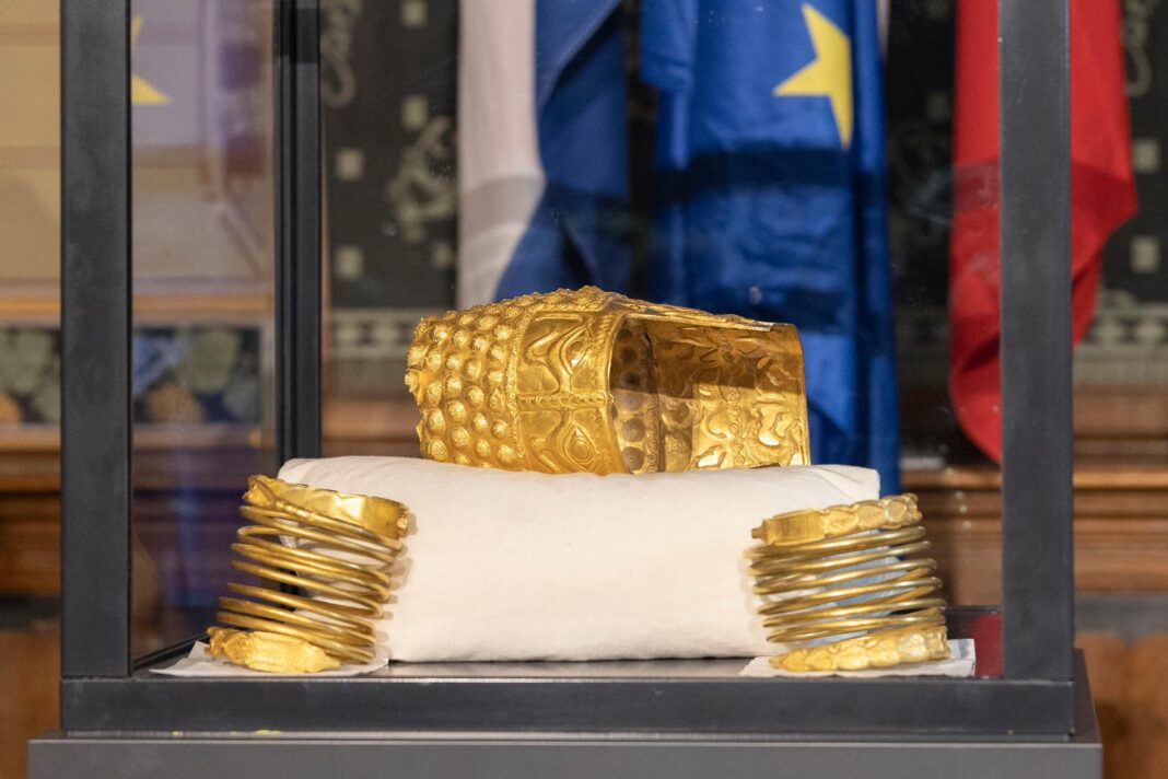 recuperarea coifului dacic de la Cotofenesti