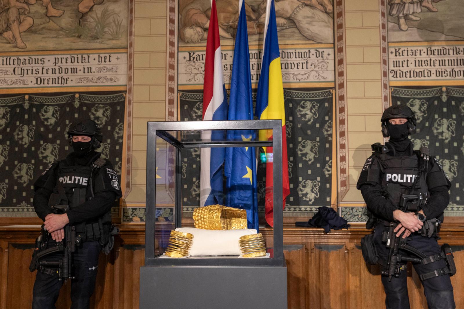 UPDATE FOTO-VIDEO Primele imagini cu tezaurul României recuperat! Coiful de la Coțofenești și brățările dacice furate au fost găsite 4 recuperarea coifului dacic de la Cotofenesti