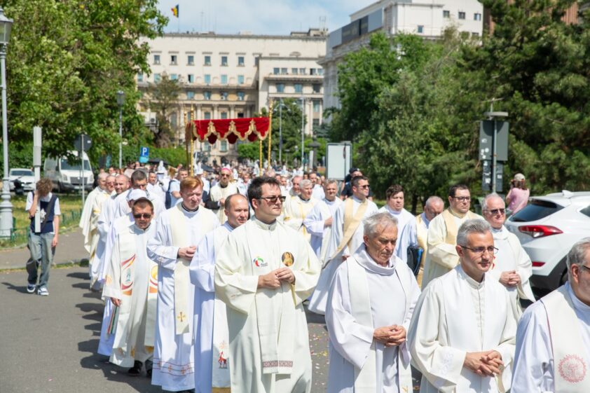 https://arcb.ro/website/2025/06/22/22-iunie-procesiune-cu-preasfantul-sacrament-in-centrul-bucurestiului-organizata-de-arhiepiscopia-romano-catolica-de-bucuresti/