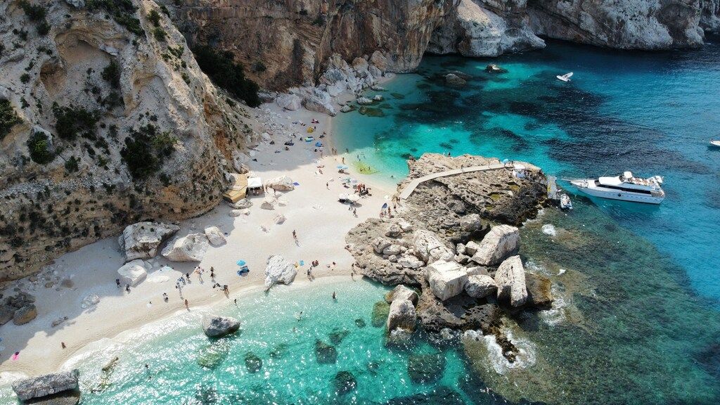 https://www.weroad.com/blog/things-to-do-in-sardinia-the-ultimate-guide-to-italys-island-paradise
