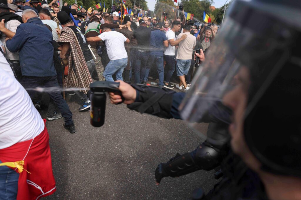 Protestul din Piața Victoriei, relatat de presa internațională | Galerie foto 3 c06618d7 19de 4124 8d7b c84ee2e25cfa